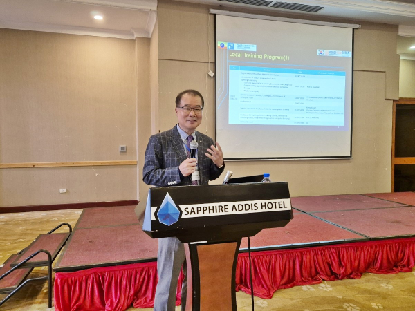 박승철 교수가 에티오피아 TVET 관리자 현지연수 오리엔테이션을 진행하고 있다.