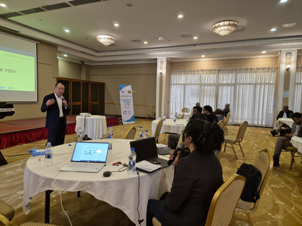 어수봉 명예교수가 에티오피아 TVET 관리자 현지연수에서 강의 후 연수생과 질의 응답을 나누고 있다.