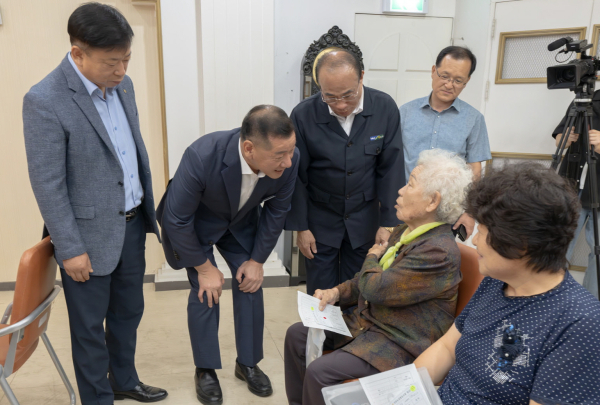 최원철 공주시장이 올해 본격 운영 중인 ‘농촌 왕진버스’ 현장 찾아 격려