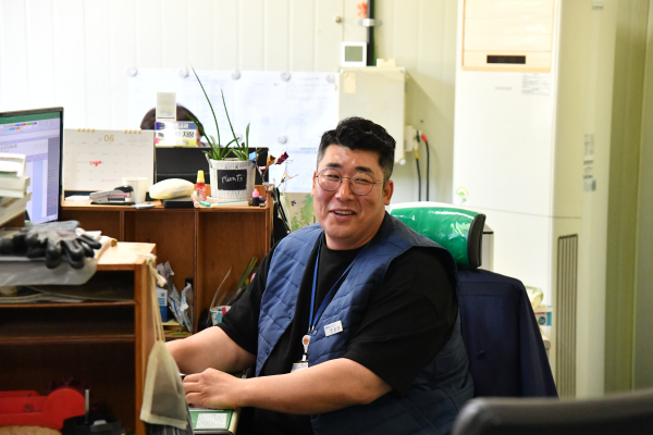 화폐본부 제품보급과 사무실에서 밝게 웃으며 일하는 전상균 차장