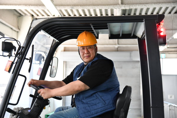 화폐제품을 운반하는 지게차를 운전하고 있는 전상균 차장