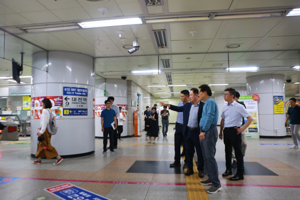 연규양 사장이 대전 0시 축제 관련 대전역 혼잡예상 대합실의 고객이동동선 안전 점검을 실시하고 있다.