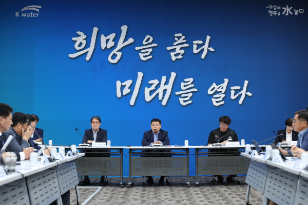 25일 대전 본사에서 글로벌기업 도약을 위한 신성장 전략 이행 상황 등 현안을 점검하고 향후 전략을 논의하기 위해 전사경영회의를 개최/ 윤석대 사장(사진 가운데)을 중심으로 임원진, 본부장, 부서장 등 주요 참석자들이 주요 현안을 논의하고 있다.