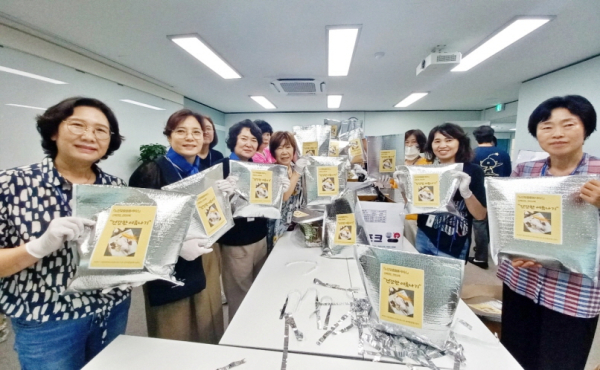 무더운 여름 어르신 건강을 위해 23일부터 25일까지 가정을 직접 방문해 ‘영양 가득 삼계탕 만들기’ 건강 교육을 진행했다