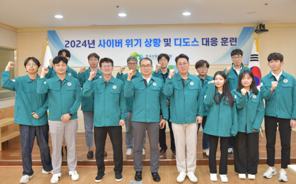 황성태(좌측 네 번째) 부원장이 지난 24일 대회의실에서 사이버위기 긴급대응팀 소속직원과 함께 사이버공격 대응훈련의 시작을 선포하고 있다.