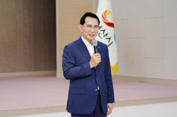 시청 대회의실에서 25일 열린 SNS 홍보리더단 발대식에서 인사말하는 이완섭 시장