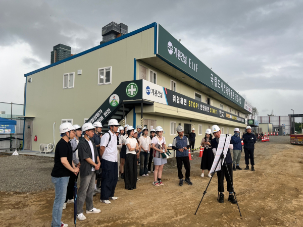 국립박물관단지 청년문화기획단이 국립도시건축박물관 건립현장에서 건설현장을 둘러보고 관계자로부터 사업설명을 듣고 있다