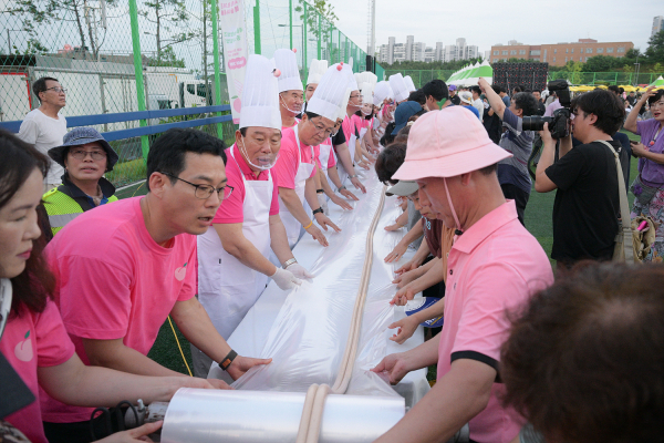 116m 복숭아가래떡뽑기 행사 모습