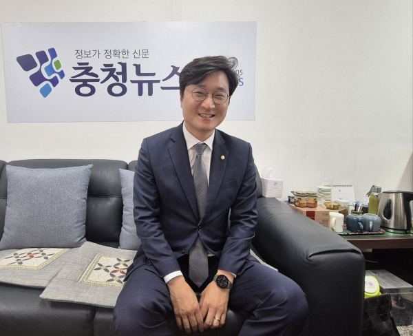 장철민&nbsp;더불어민주당 대전 동구 국회의원 당선인 인터뷰 모습