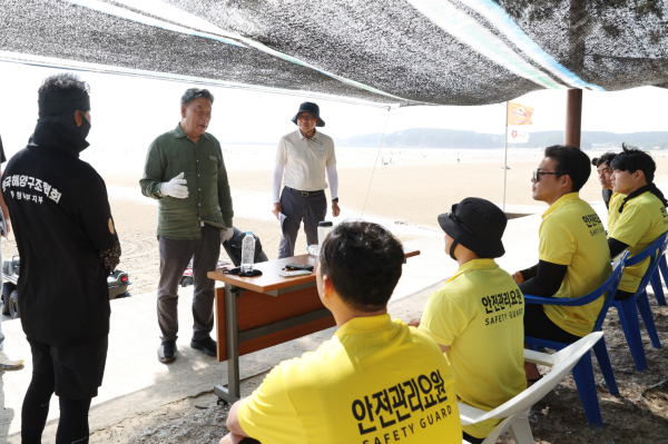 몽산포 해수욕장 점검에 나선 가세로 태안군수.