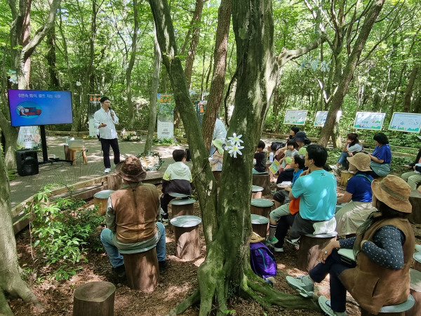 복권기금으로 조성된 무장애 나눔길을 활용하여 서귀포 치유의숲에서 지역민들을 대상으로 웰니스 숲힐링 축제를 진행하고 있다. 서귀포시 치유의숲 제공