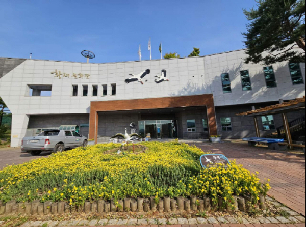 황새문화관 전경