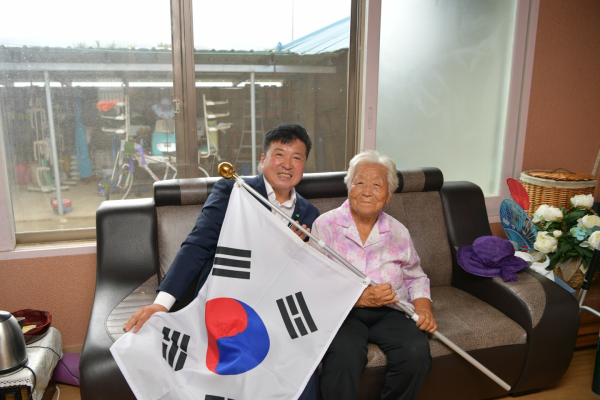 최재구 예산군수 독립유공자 유족 위문 모습