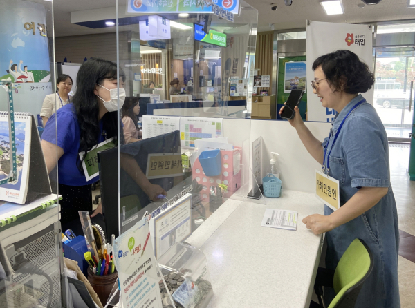 지난 2일 태안군청 민원봉사과에서 실시된 ‘특이민원 발생상황 대비 모의훈련’ 모습.