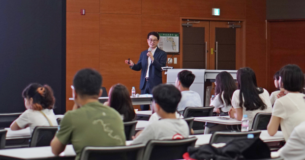 지난 3일, ‘에듀테크 특강’을 진행/ 사진은 최현호 서부발전 차장이 인공지능 자율 운영 발전소 개념과 드론을 활용한 발전소 설비점검 등 디지털발전소 운영 사례를 소개하는 모습