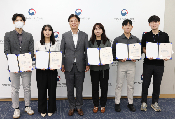 2024년 상반기 적극행정 우수공무원에게 상장 수여식 모습