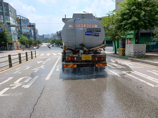 지난 3일부터 폭염 대응을 위해 운영된 살수 차량 모습