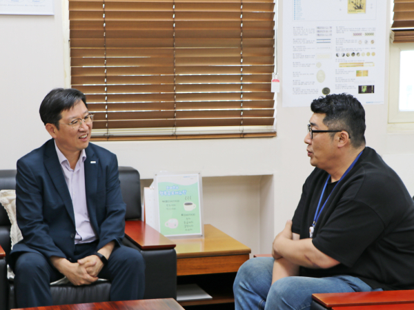조폐공사 성창훈 사장(좌측)이 전상균 차장(우측)의 올림픽 동메달 수상을 격려하고 있다.