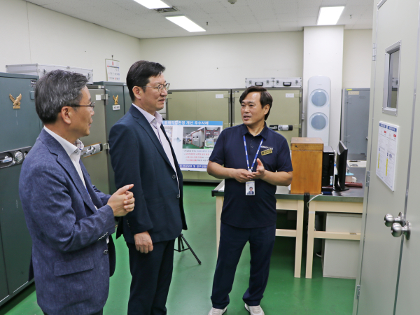 조폐공사 성창훈 사장(가운데)이 특별안전점검을 실시하며, 직원들과 안전방음부스를 점검하고 있다.