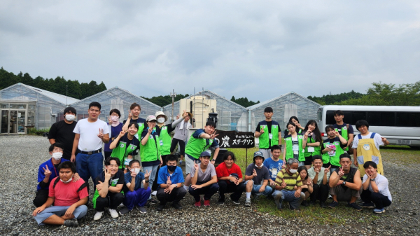 건양대 하계 해외봉사단이 일본 코텐바시를 방문해 현지 장애인들과 농장에서 봉사활동을 진행하는 모습