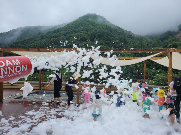 작년 수(水)치유센터 족욕장에서「아이 물조아!」거품 놀이에 참여하고 있다.
