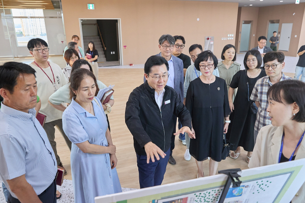 월천도서관 현장점검에 나선 박경귀 아산시장 모습