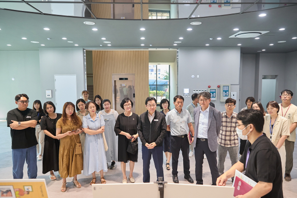 월천도서관 현장점검에 나선 박경귀 아산시장 모습