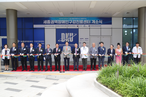 최민호 세종시장, 장호성 학교법인 단국대학 이사장(왼쪽 7번째, 8번째)이 테이프 커팅을 하는 모습