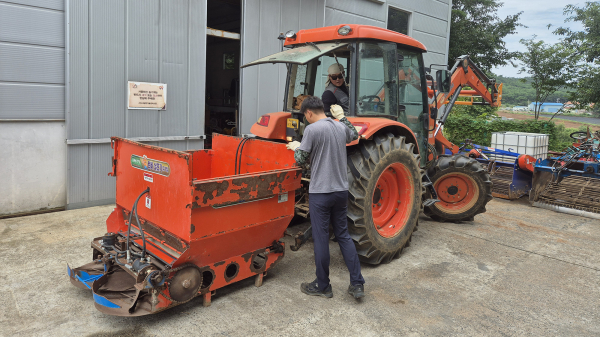 농업인이 서산시농업기계임대사업소에서 농기계를 임대하는 모습
