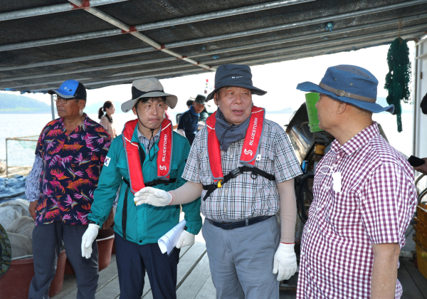 9일 천수만 해역 가두리 양식장을 찾은 가세로 군수.(대야도)