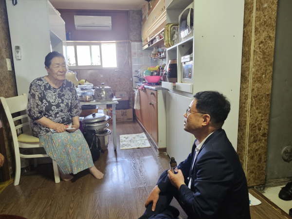 차명국 복지문화국장 독립유공자 유족 위문 모습