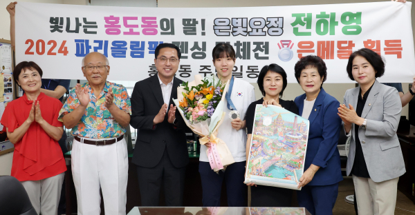 박희조 동구청장이 전하영 선수를 환영하며 격려하고 있는 모습