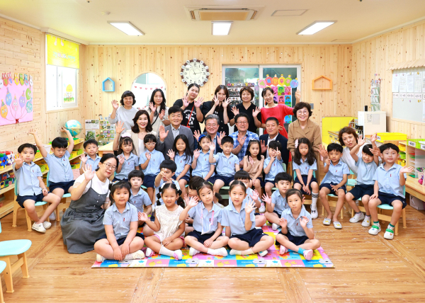 12일 정용래 유성구청장(세 번째 줄 왼쪽에서 세 번째)이 ‘어린이 이용시설 목조화 사업’ 대상지인 구암 어린이집에 방문하여 아이들과 기념촬영을 하고 있다