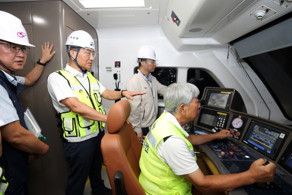12일, GTX-A 운정차량기지에서 차량 시운전 점검을 하고 있는 이성해 국가철도공단 이사장(왼쪽 두 번째)
