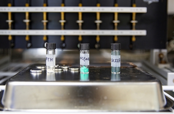 티안트렌과 니켈 이온의 산화반응으로 개발된 SKIER-5(왼쪽부터 티안트렌, 니켈, SKIER-5)