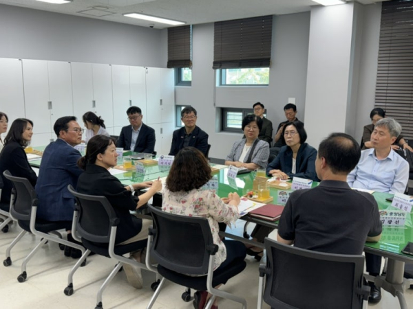 이기일 보건복지부 제1차관이 지난 12일 천안 동남구 삼룡동 소재 최중증 발달장애인 통합돌봄서비스 제공기관인 누리별장애인종합복지관을 방문해 관계자들과 만나 애로사항을 듣고 있다.