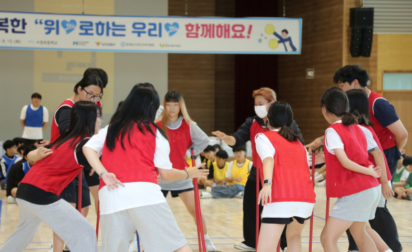 13일 수청초등학교에서 관내 청소년과 함께 협동을 주제로한 체육대회를 실시하고 있다