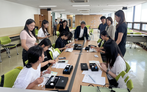 13일 건양대 전공 융합 진로체험 캠프에 참여한 고교생들에게 김용하 건양대 총장(윗줄 가운데)이 이야기를 나누는 모습