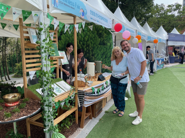 ‘2024 웰니스페어’에서 외국인 방문객이 산림치유 체험에 참여하고 있다.