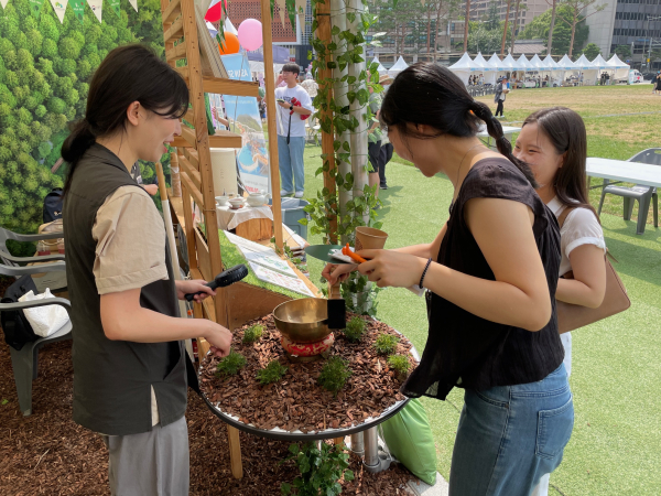 ‘2024 웰니스페어’ 싱잉볼 명상 체험 운영 사진.