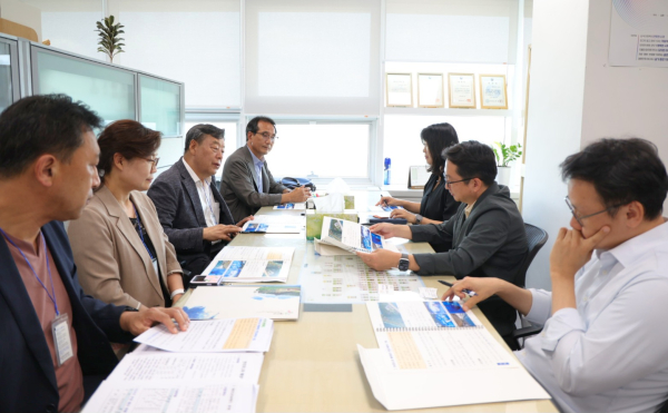 지난 12일 정부세종청사를 방문한 가세로 군수(오른쪽 가운데가 행정안전부 진선주 교부세과장).