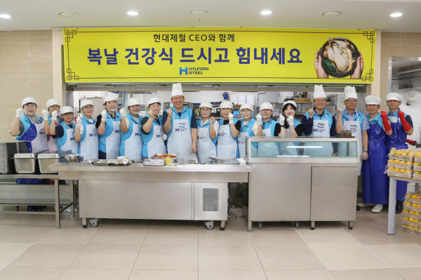 14일 당진시노인복지관 경로식당에서 지역민과 복지기관 관계자를 대상으로 말복 맞이 특별한 배식활동을 앞두고 기념 촬영을 하고 있다