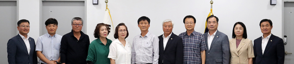 서산시의회 산업건설위원회,(사)전국아파트입주자대표회의연합회 서산시지회와 간담회 기념사진