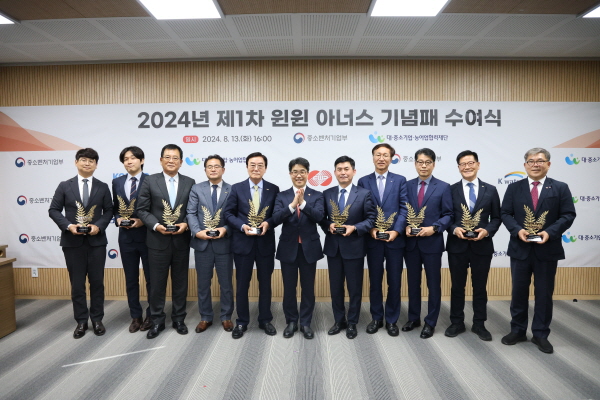 이남규 광명잉크제조(주) 회장(왼쪽 다섯 번째)과 목진관 부사장이(오른쪽 세 번째) 단체사진 모습