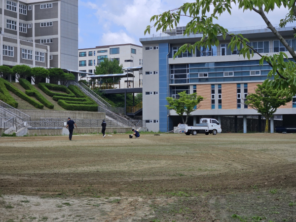 학교 운동장 평탄화 작업 모습