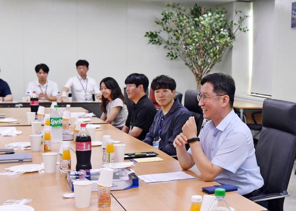 주니어 직원 타운 홀 미팅에서 직원들과 소통하는 성창훈 사장