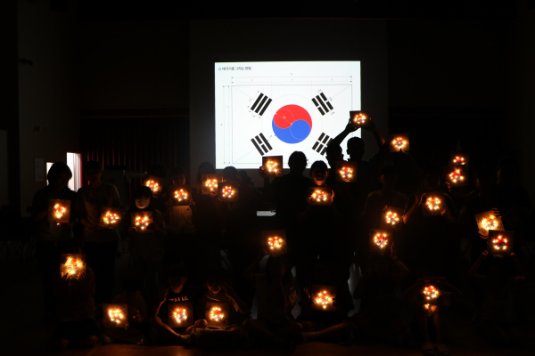 태극기 모양 ‘뚝딱뚝딱 숲울림공방 프로그램’ 결과물을 들고 찍은