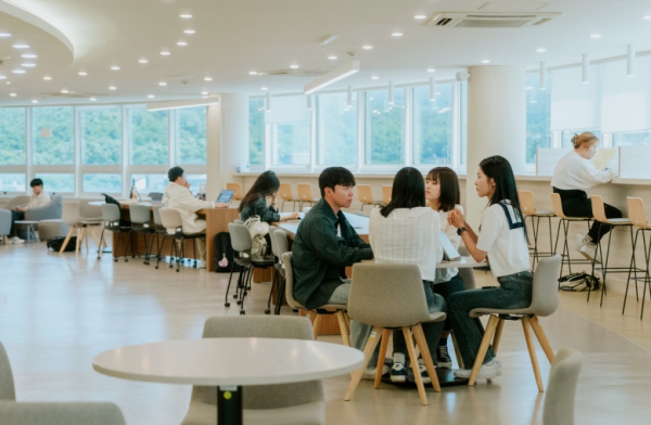 단국대 학생들이 자유롭게 토론을 하고 있다.