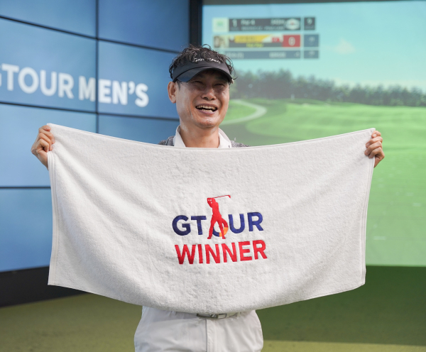 지난 17일(토) ‘2024 신한투자증권 GTOUR MEN’S’ 5차 대회 우승자 진수근이 경기 종료 후 세레모니를 하고 있다.