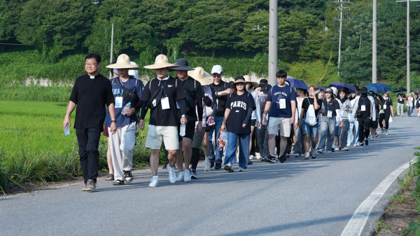 국내 청년 100명은 산수저수지부터 웨이크업 센터까지의 해미역사탐방로 둘레길 걷기 진행